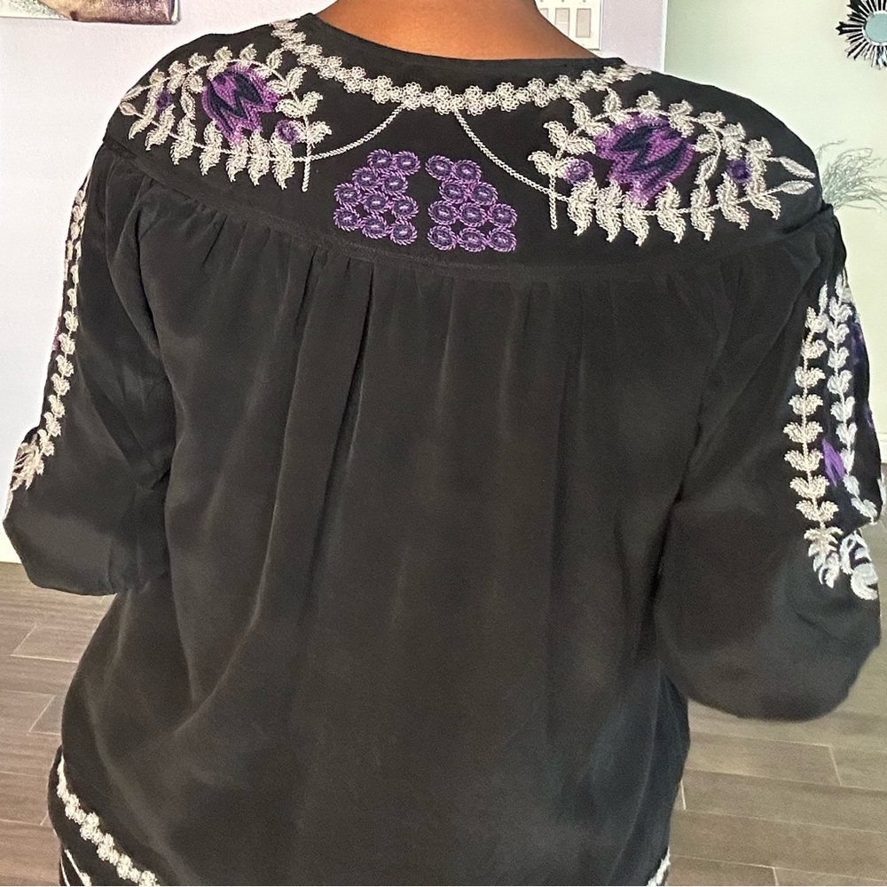 Beautiful embroidered blouse - Picture 2 of 3